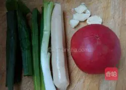 Illustration of how to make fried noodles with tomatoes, ham and eggs 1