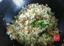 Illustration of how to make fried rice with minced meat and vegetables 7