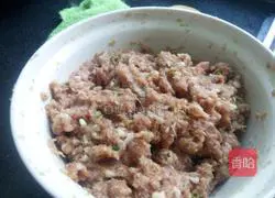 Illustration of how to make shrimp and fresh meat wontons 3