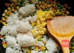 Illustration of how to make egg fried rice 7