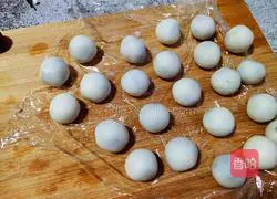 Illustration of making black sesame glutinous rice balls 15