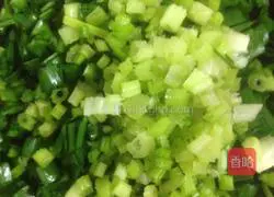 Illustration of how to make chive wontons 2