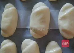 Illustration of how to make grilled steamed buns for breakfast 15