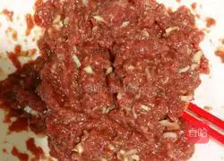 Illustration of how to make beef and chive dumpling stuffing 10