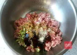 Illustration of how to make pork and onion dumplings 4