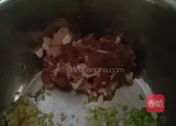 Illustration of how to make hot noodles with kidney beans and pork buns 3