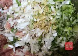 Illustration of how to make pickled cabbage and meat buns 3 