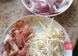 Illustration of how to make fried noodles with shredded pork 2