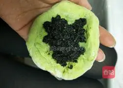 Spinach juice, brown sugar and black sesame filling Illustration of how to make steamed buns 12