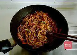 Illustration of how to make fried noodles with secret sauce 11