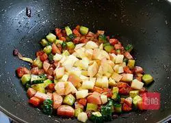 Illustration of how to make curry apple fried rice 8