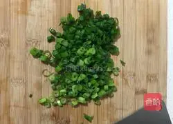 Illustration of how to make scallion egg pancake 2