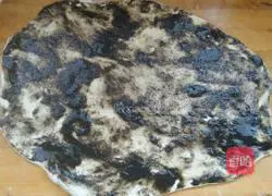 Illustration of how to make black sesame sauce layer cake 3