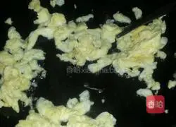 Illustration of how to make soy sauce, radish, and egg fried rice 1