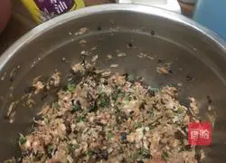 Illustration of how to make dumplings stuffed with dried pork and bamboo shoots 7