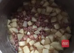 Illustration of how to make ham and potato braised rice 6
