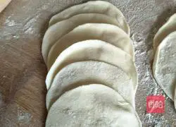 Illustration of how to make celery and pork dumplings 7