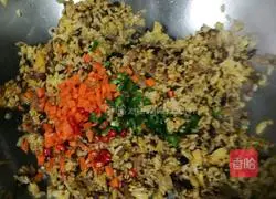 Illustration of how to make curry beef sauce and egg fried rice 9