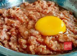 Illustration of how to make mutton dumpling stuffing 3