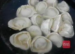 Illustration of how to make hand-pushed wontons in clear soup 11