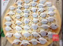 Illustration of how to make spring leek and fresh meat dumplings 6