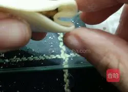 Illustration of how to make cabbage and pork dumplings (wheat dumpling making method) 7