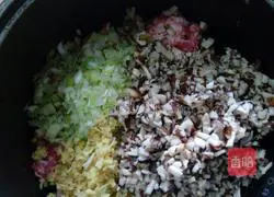 Illustration of how to make large wontons stuffed with mushrooms and meat 2