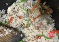 Illustration of how to make green pepper and meat fried rice 7