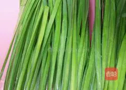 Illustration of how to make leek and pork dumplings 1