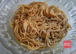 Illustration of how to make noodles with scallion oil 8