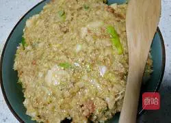 Illustration of how to make lotus root and pork dumpling stuffing 12