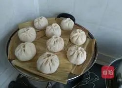 Illustration of how to make steamed buns stuffed with onion and pork stuffing 7