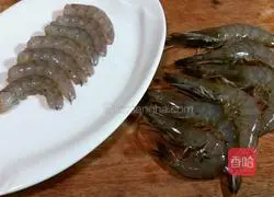 Illustration of how to make Shanghai seafood and shrimp wontons 1