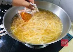 Illustration of how to make snail noodles 5