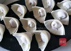 Illustration of how to make corn and meat wontons 10