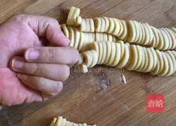 Illustration of how to make chewy egg noodles 9