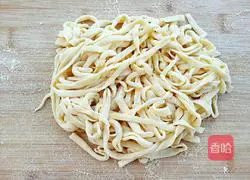 Illustration of how to roll noodles 11