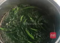 Illustration of how to make pumpkin skin buns stuffed with radish stems and leaves 3