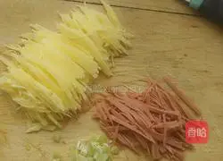 Illustration of how to make potato egg pancakes 1