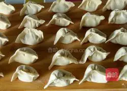 Illustration of how to make dumplings stuffed with pork, shrimp and cabbage 8