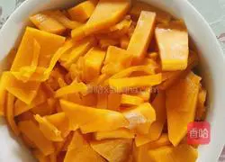 Illustration of how to make pumpkin steamed buns 1