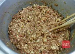 Illustration of how to make three fresh buns 7