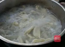 Illustration of how to make dumplings stuffed with chives and chicken 13