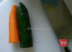 Illustration of how to make carrot, cucumber and egg fried rice 1