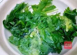 Illustration of how to make celery leaf egg cake 3