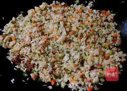 Illustration of how to make barbecued pork and fungus fried rice 10