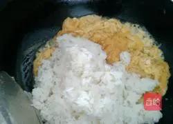 Illustration of how to make tomato and egg fried rice 10