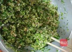 Illustration of how to make celery and pork dumplings 4