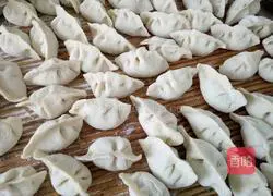 Illustration of how to make pork and green onion dumplings 4