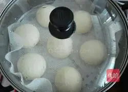 Illustration of making homemade low-sugar white steamed buns with bread machine 7